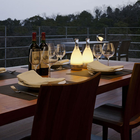 キャンドルのようにテーブルに置きたくなる、コードレスライト