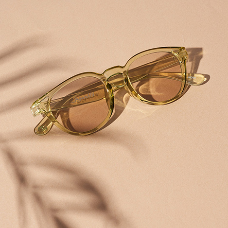 旅行やアクティブシーンにぴったり！ 金具不使用の軽量サングラス