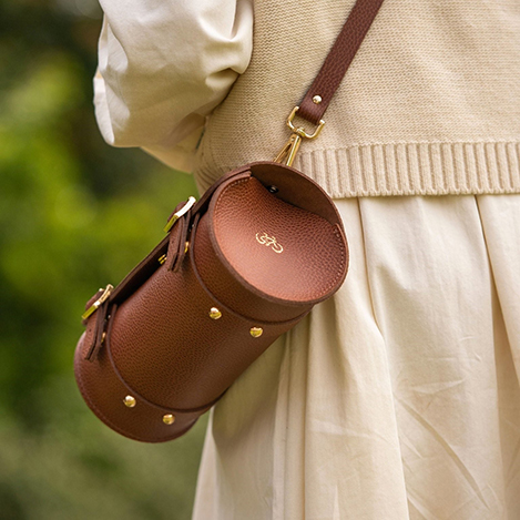 ベーシック×ユニークなアイテムで夏を彩る「ケンブリッジ サッチェル」