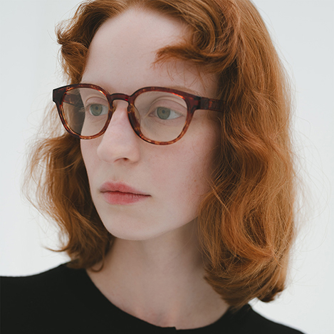 装いに深みを添える「ジュガードフォーティーン」のべっ甲フレームサングラス