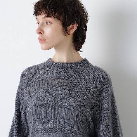 計算されたデザインが魅力的なウールカシミヤニット