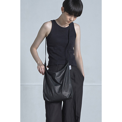 洗練されたスタイルを叶える「シシ」のミニマルバッグ