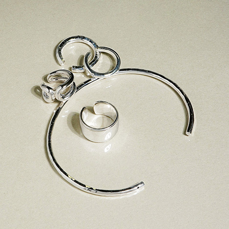 崇高な輝きに、心奪われる。「サラース」のピュアシルバージュエリー