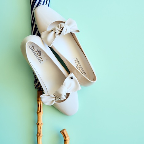 足元に大人の甘さを宿す【レイン対応】リボンパンプス