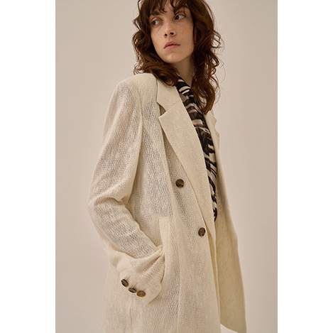 モダンなムードを誘う「アキラナカ」のジャケット＆ジレ