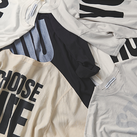 「KATHARINE HAMNETT × Whim Gazette」別注Tシャツの新作が登場。