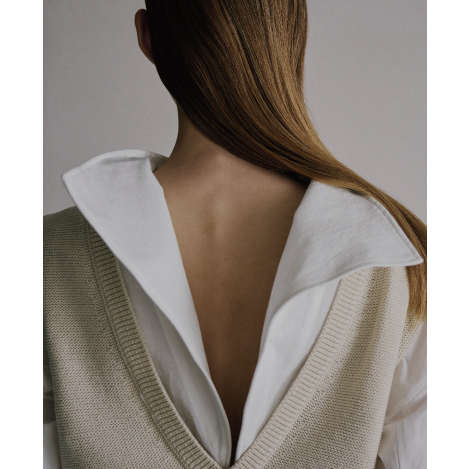 「イロット」フォルムで魅せるブラウス