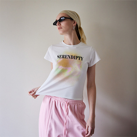 洗練されたフィット感が魅力の コンパクトTシャツ