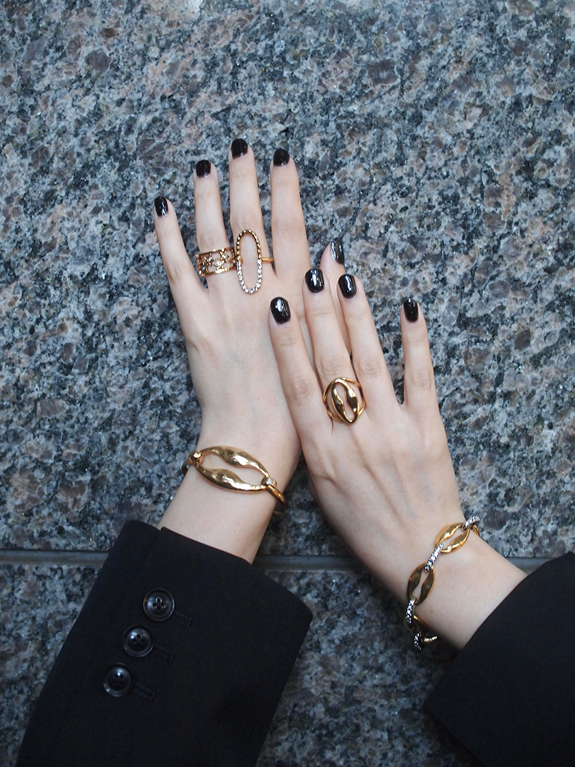 きらめくジュエリーで心躍るホリデーを