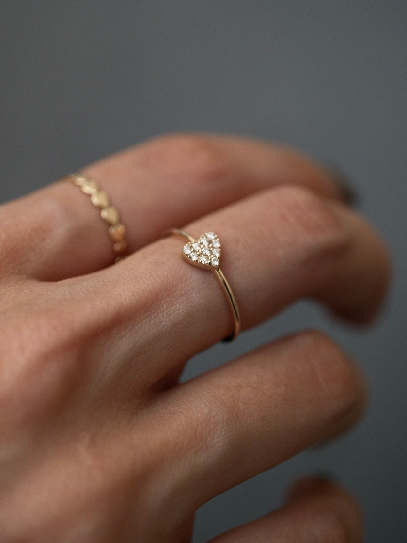 ブラックコーデにハートのときめきを