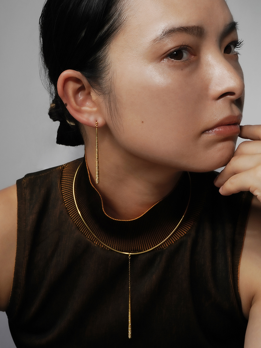 秋のスタイルをクラスアップする大人のジュエリー選び