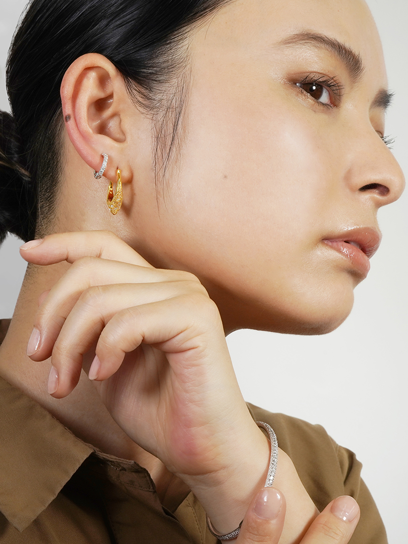 「アヤミジュエリー」の“バイカラー”ジュエリースタイリング