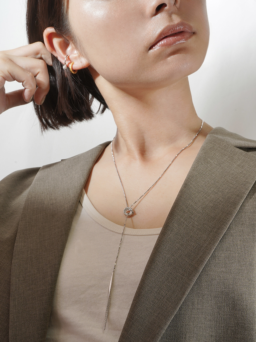 ペンダントでアップデートする「今どき定番スタイル」