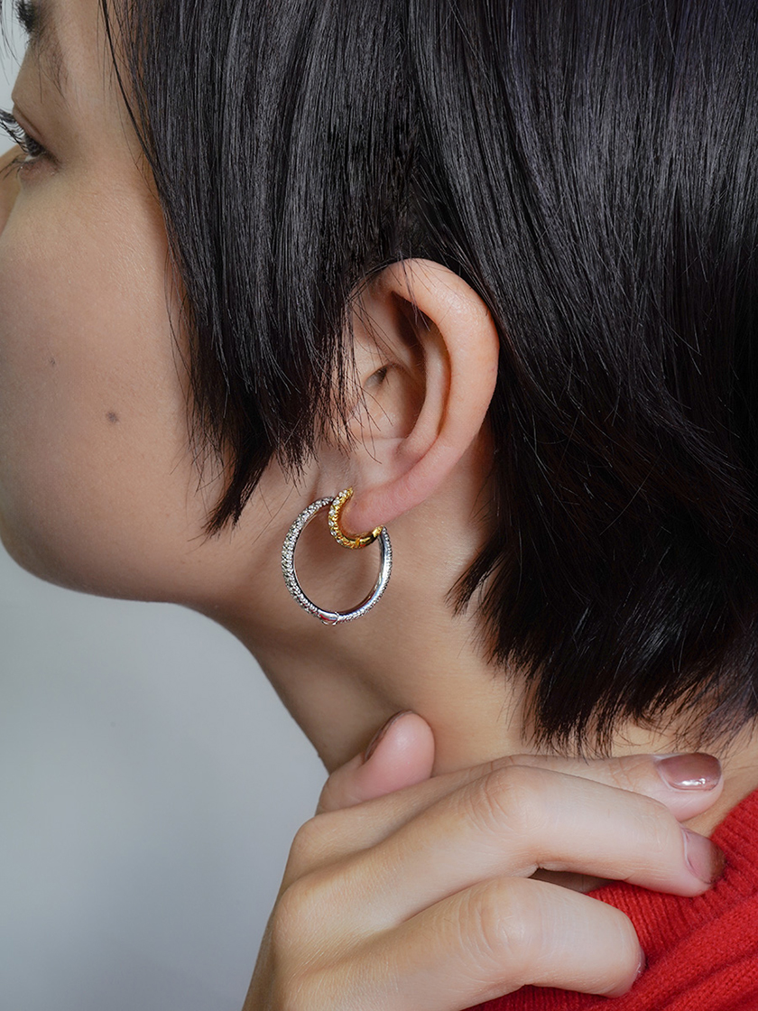 フープ重ねで叶える控えめ華やぎの冬スタイル