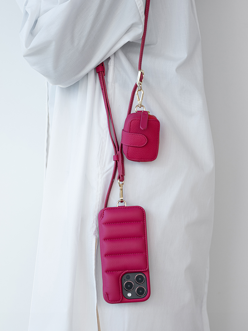 ハンズフリーが叶う、レザースマホアイテム