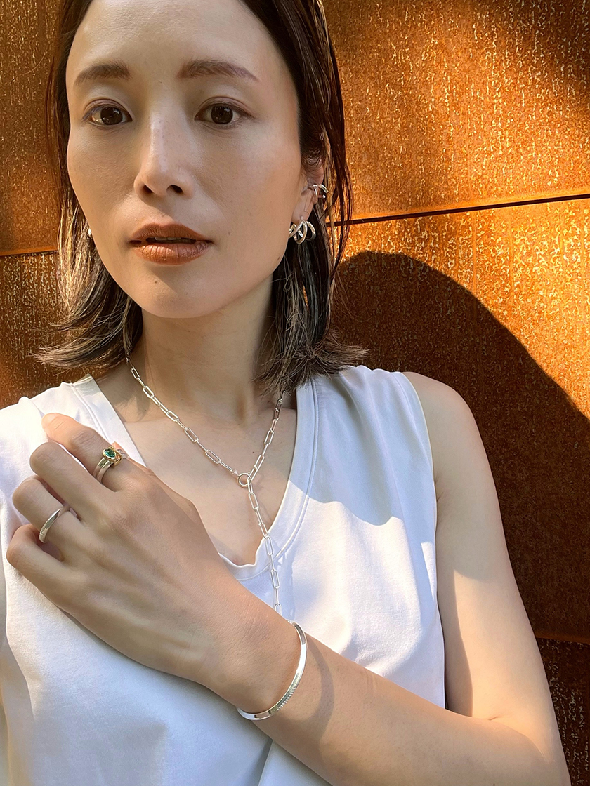 夏の日差しに映えるシルバーコーデ