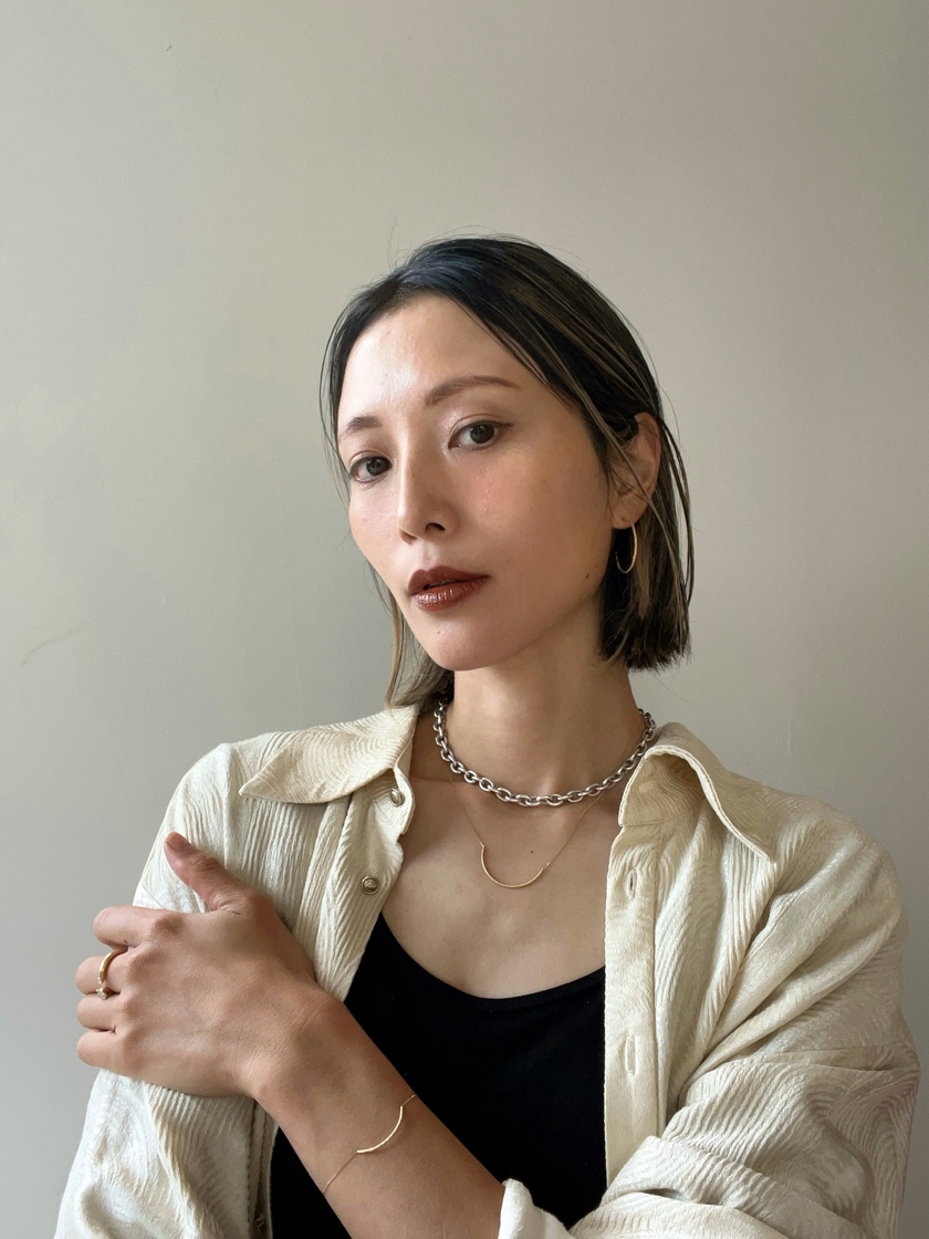 ミニマルな輝きをプラスする「エネイ」のホリデージュエリー