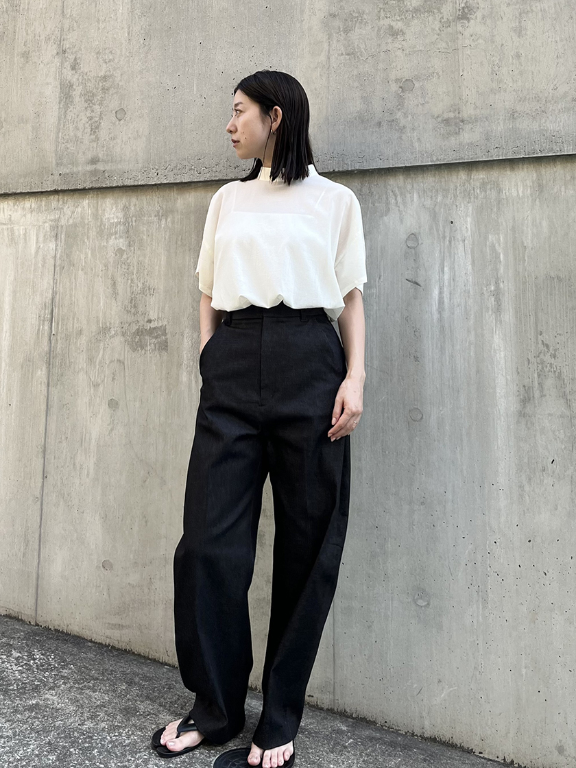 デニムスタイルに大人シアーブラウスでニュアンスを