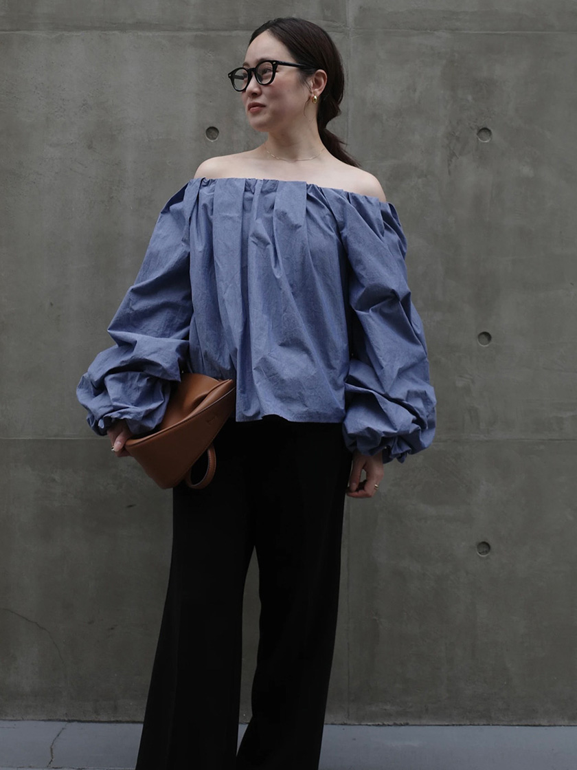 甘くないボリューム。オフショルをヘルシーに着こなす、Spring Urban Chic -
