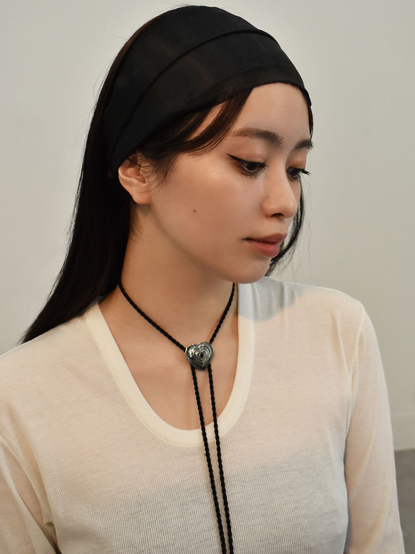 ジュエリーとカットソーでつくる「イリスフォーセブン」の洗練スタイル