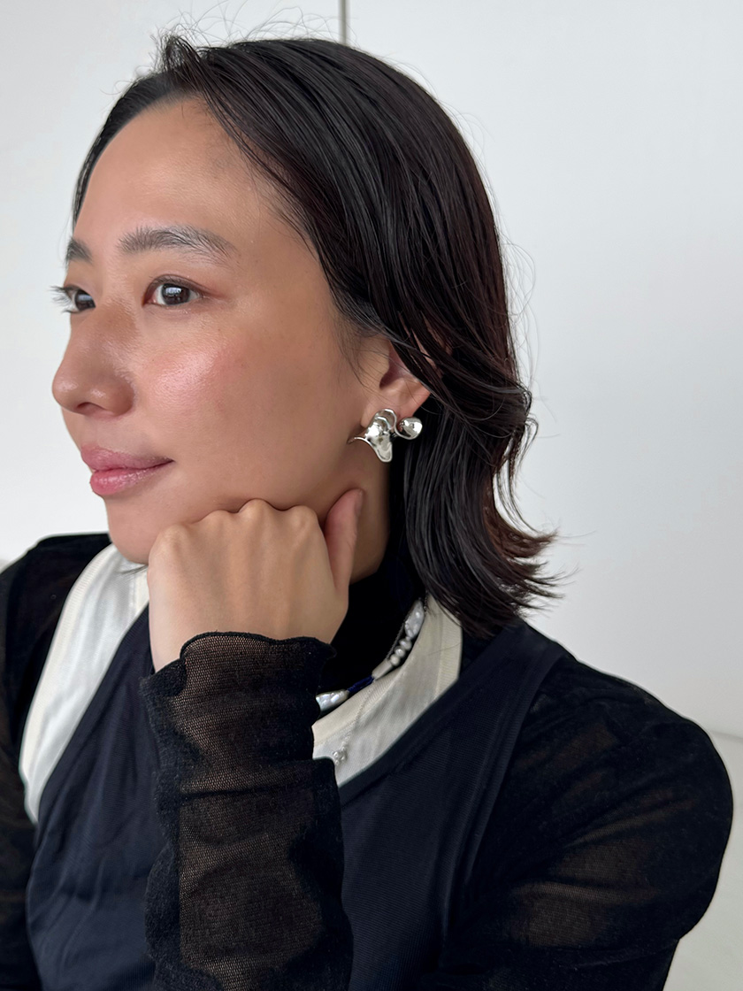 大ぶりなのにストレスフリー「イリスフォーセブン」のイヤリング