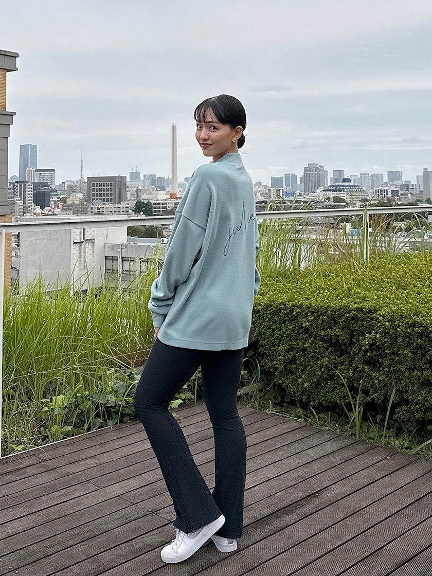 冬コーデが明るく軽やかに。「ジュリエ」のブラッシュメルトンでつくる快適スタイル