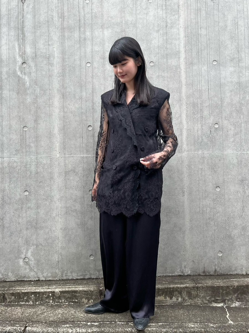 透け感をハンサムに着こなす