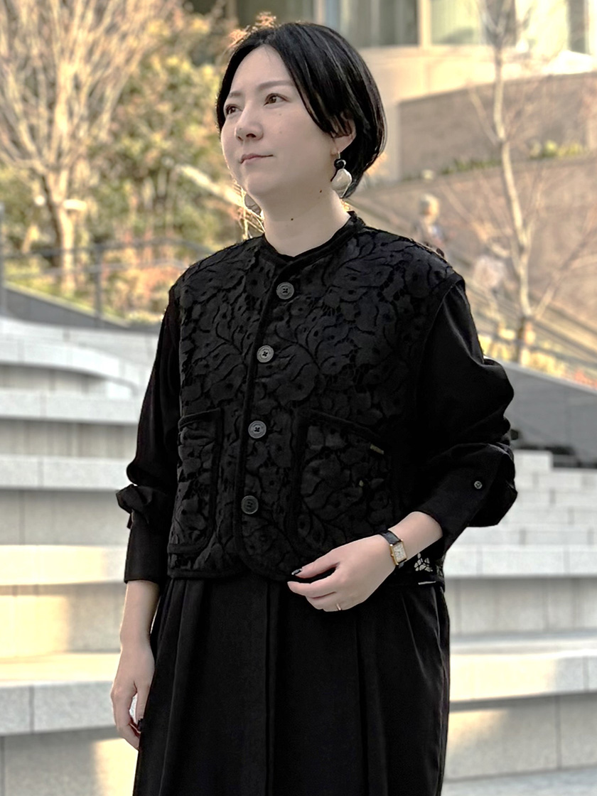 「ラベンハム」レース素材ジレで、エレガントな春夏のモノトーンコーデ