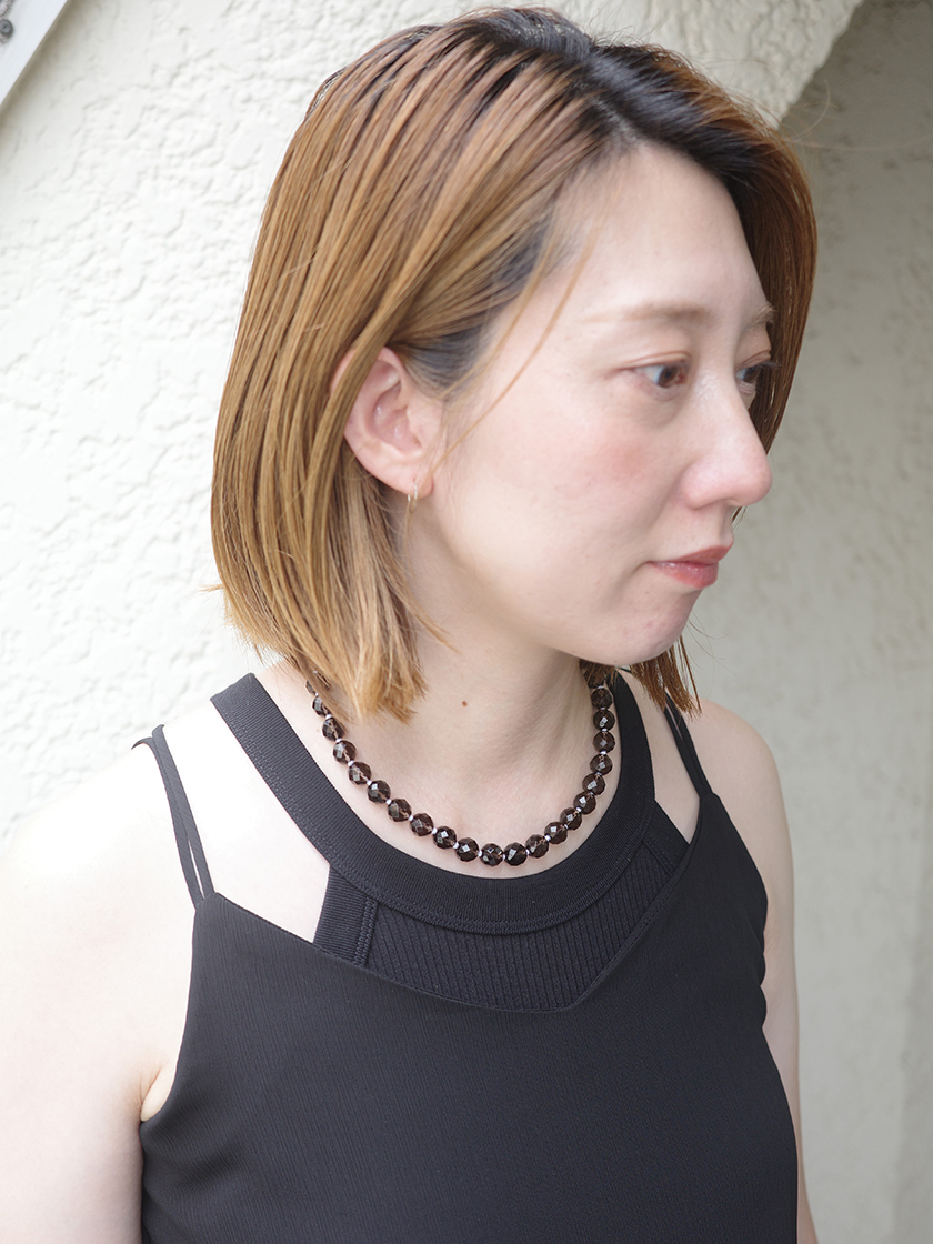 繊細な輝きで魅せる大人の夏アクセサリー