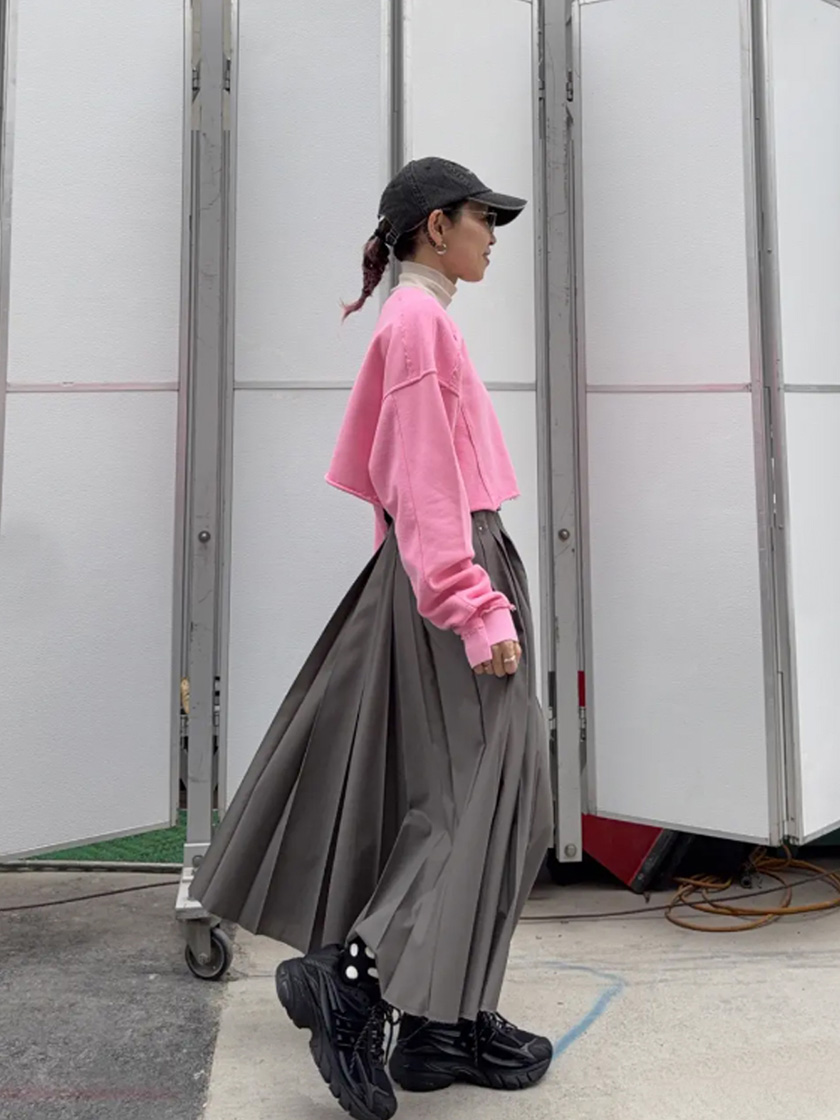 ピンクを効かせる、春のモードバランス