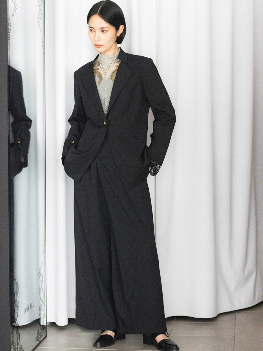 レースの繊細さを纏う「秋の主役ジャケット」