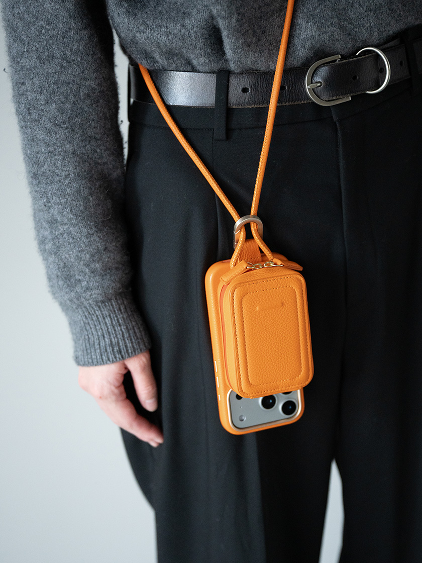 シンプルなコーディネートにも映えるアクセントカラー