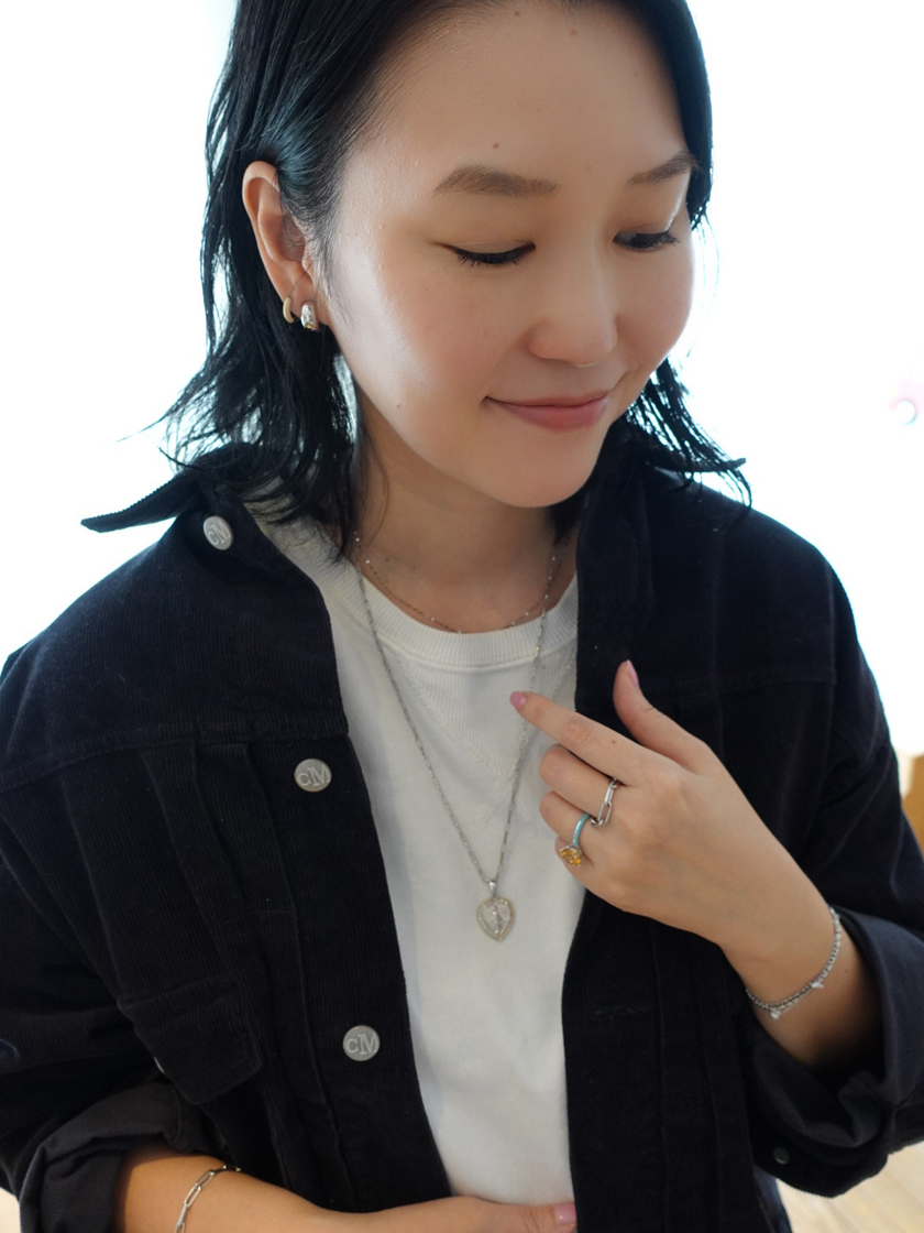 冬を彩る「oeau」のレイヤードジュエリー