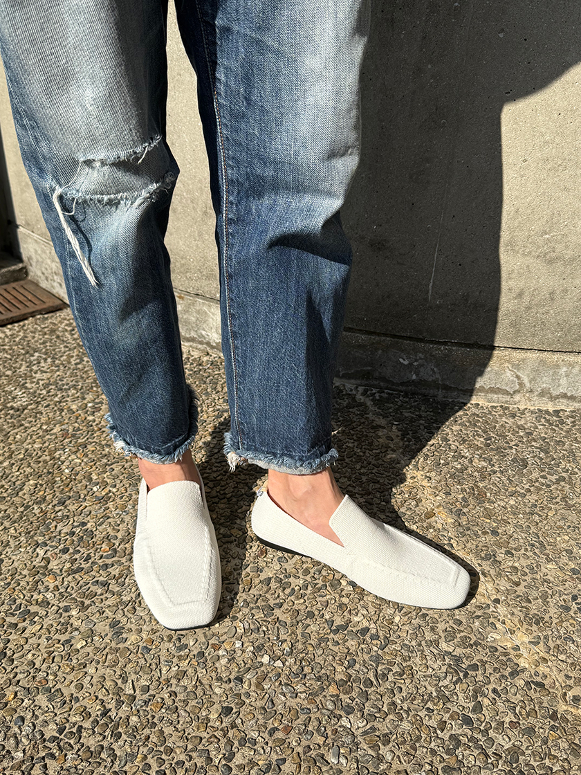 シンプルなスタイリングにこそ抜け感を! 春の軽やかコーデ術