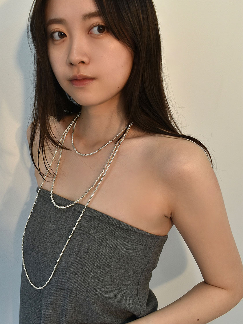 水の粒が揺れるように涼やかに映える「夏のシルバージュエリー」