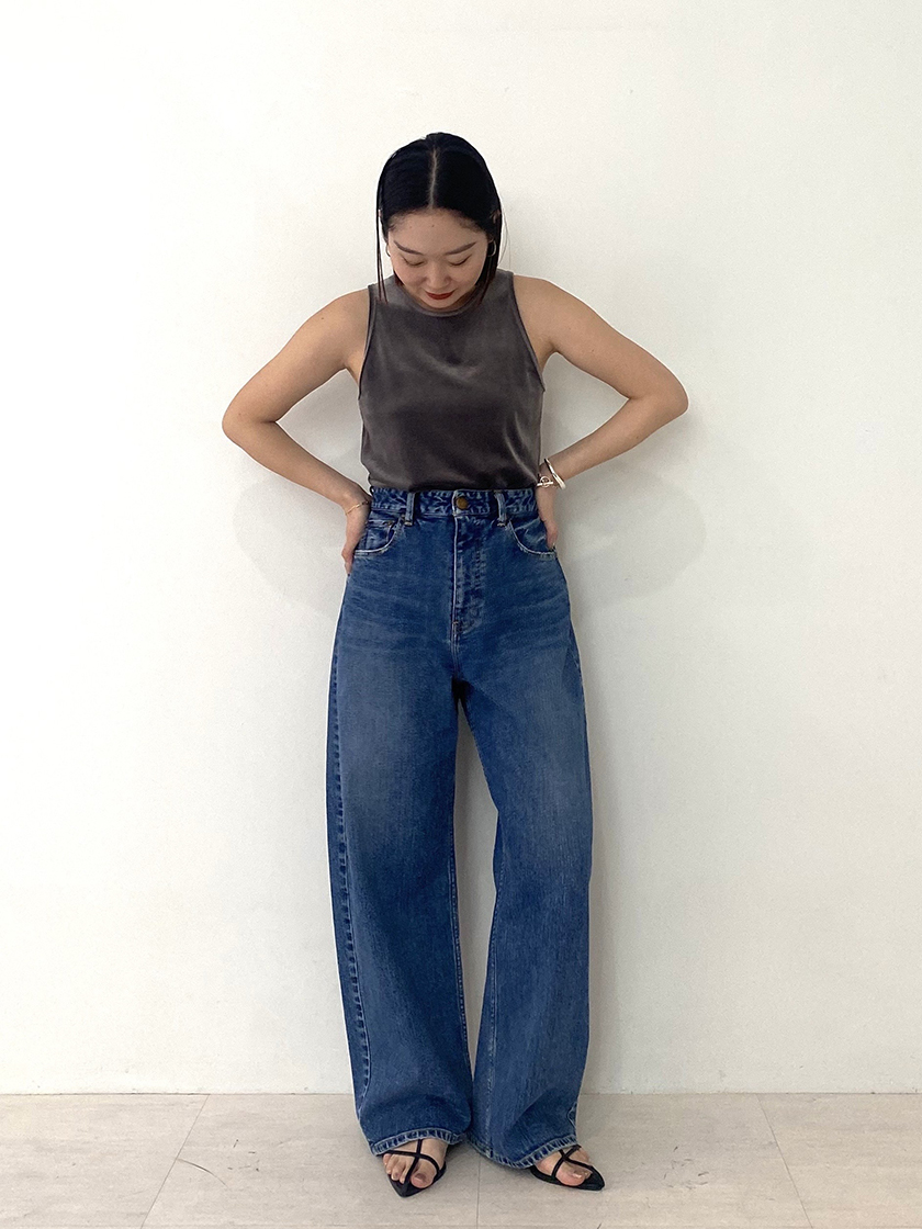 今の本命デニムは、カーブシルエットで決まり!