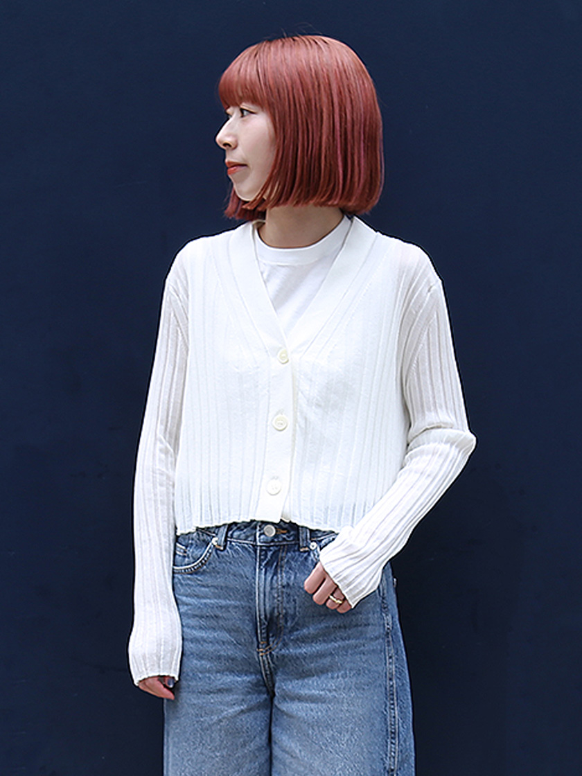 縦ラインが導く美しいシルエットの春夏ニットコーデ