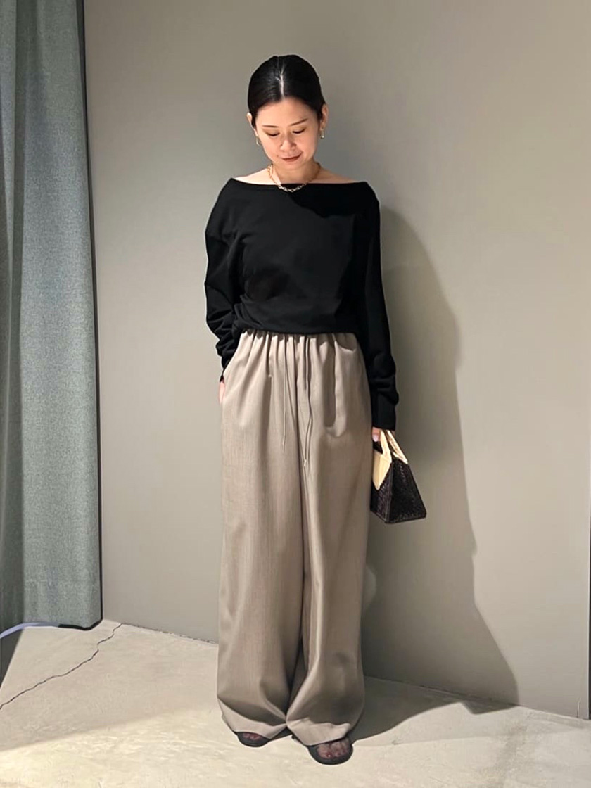 低身長スタッフが着こなす大人の美脚パンツ