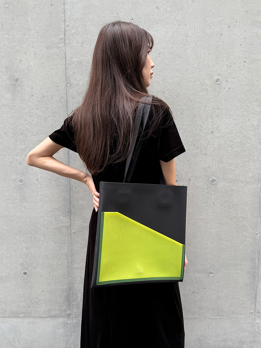 装いを引き締める、モード感を宿すバッグコーデ