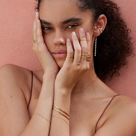 砂漠の中に潜む安息の楽園へ。色とりどりの光が織りなす「アルティーダ ウード」の新作ジュエリー