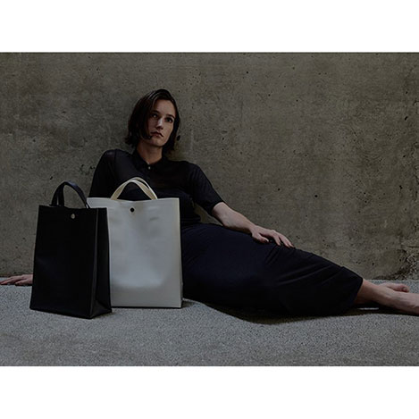 ペーパーバッグのミニマルな美しさを再構築。「ジ アートオブキャリング」のNEWモデルに注目