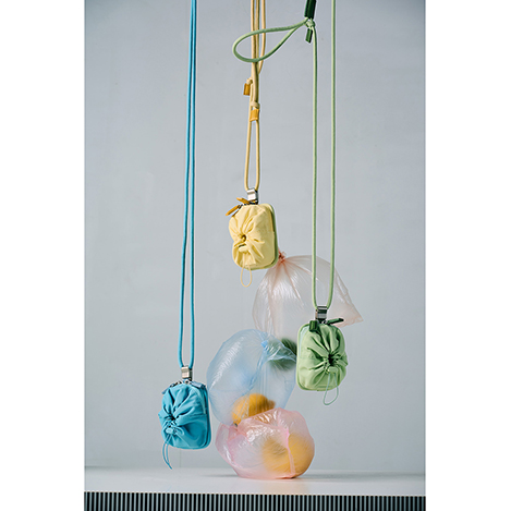 カラバリエ豊富な巾着型スマホショルダー。「オブジェクツアイオー」のNEWコレクションをチェック