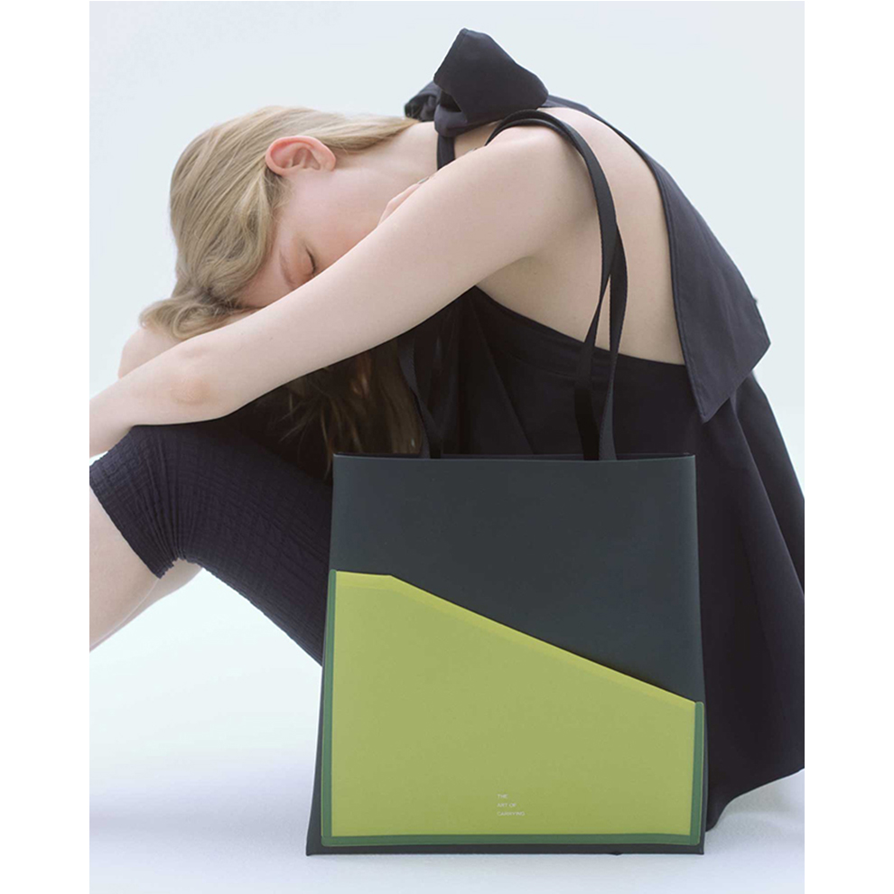 “凛とした美しさ”をまとうバッグ。「ジ アートオブキャリング」の2025年秋冬コレクションに注目