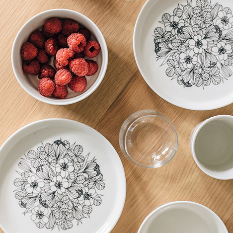 色と柄で遊ぶ、大人のための北欧テーブルウェア