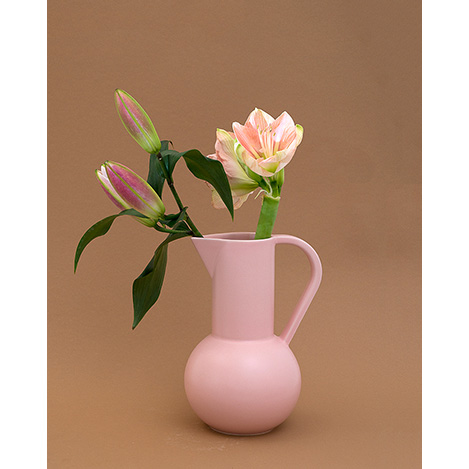 忙しい日々を花で彩る。春の花と暮らすフラワーベース