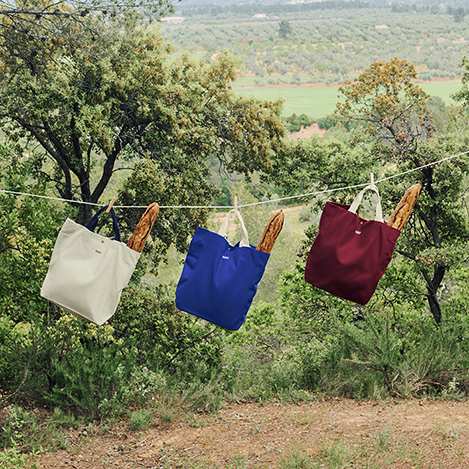 「HAY」のバッグと出かける春。気分が上がる北欧の彩り