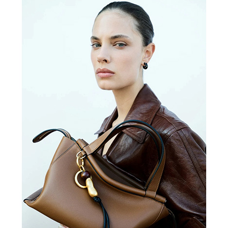 バッグに添える愛らしいアクセント。大人のためのチャームやスモールレザーグッズ