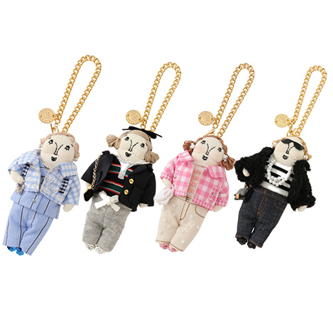 2026年春夏の装いで登場する「グランマ・チャーム」や革小物が到着