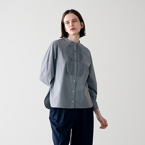 フォーマルにもデイリーにも着まわせる「マリリンムーン」のブラウスをチェック