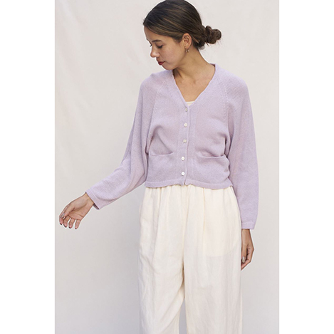 冬から春へ。重ねて着まわす、キレイめカラーの天然素材ニット